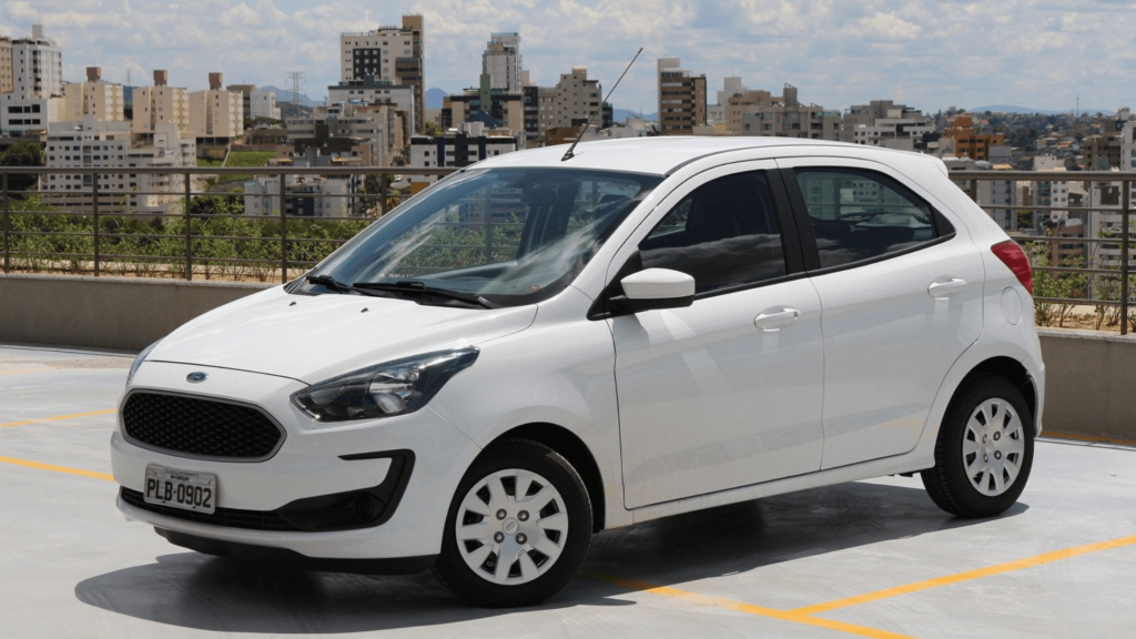 Ford Ka branco parado na diagonal em um estacionamento.