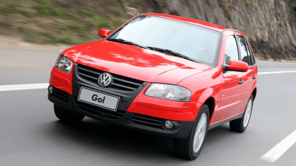 Volkswagen Gol vermelho em movimento.