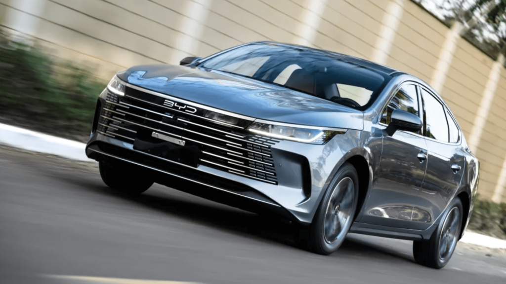BYD King cinza em movimento na estrada.