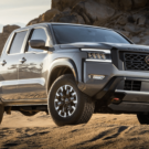 Nissan Frontier cinza parado na diagonal.