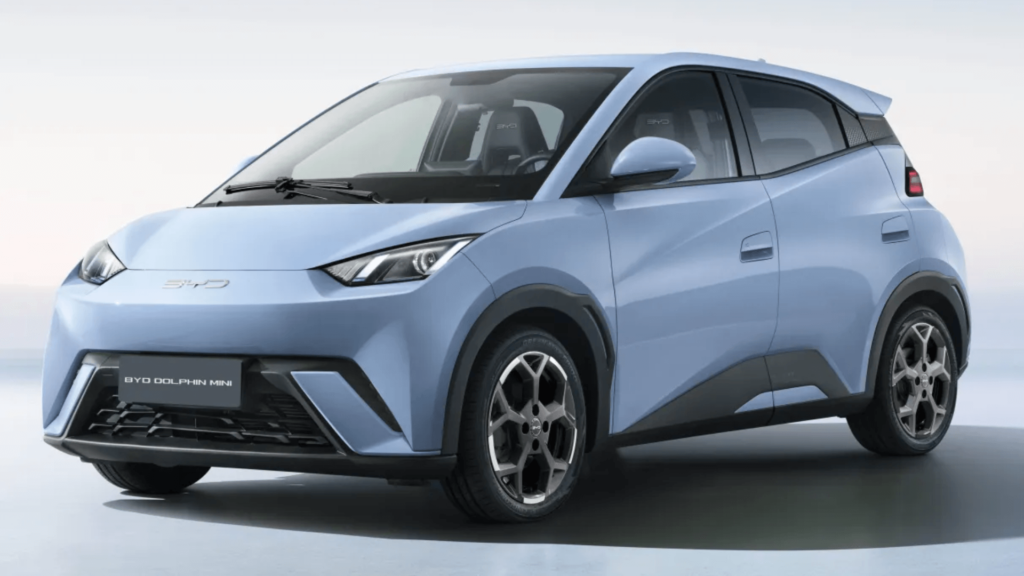 BYD Dolphin Mini azul parado na diagonal.