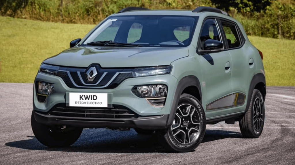 Renault Kwid E-Tech verde parado na diagonal.