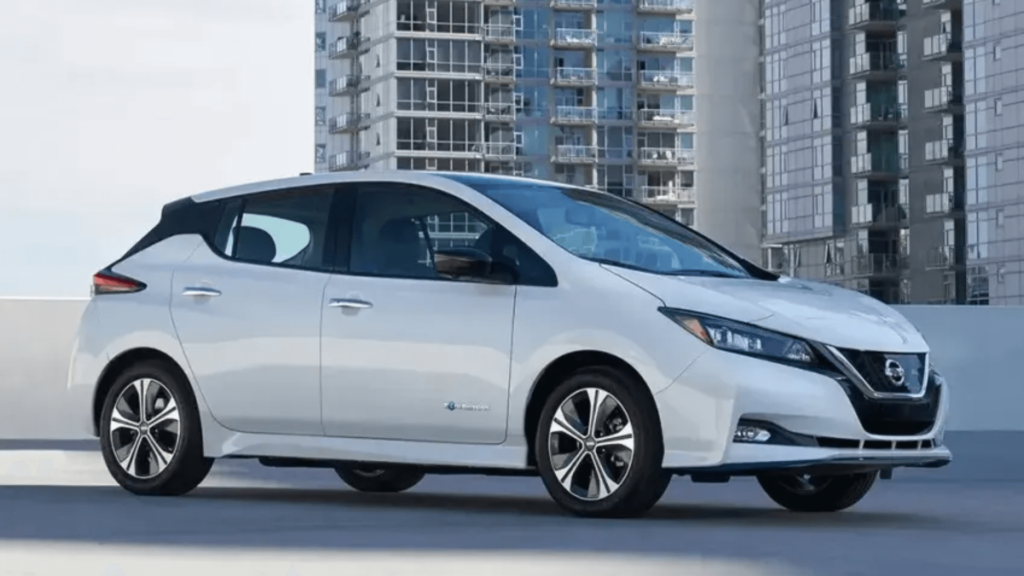Nissan Leaf branco.
