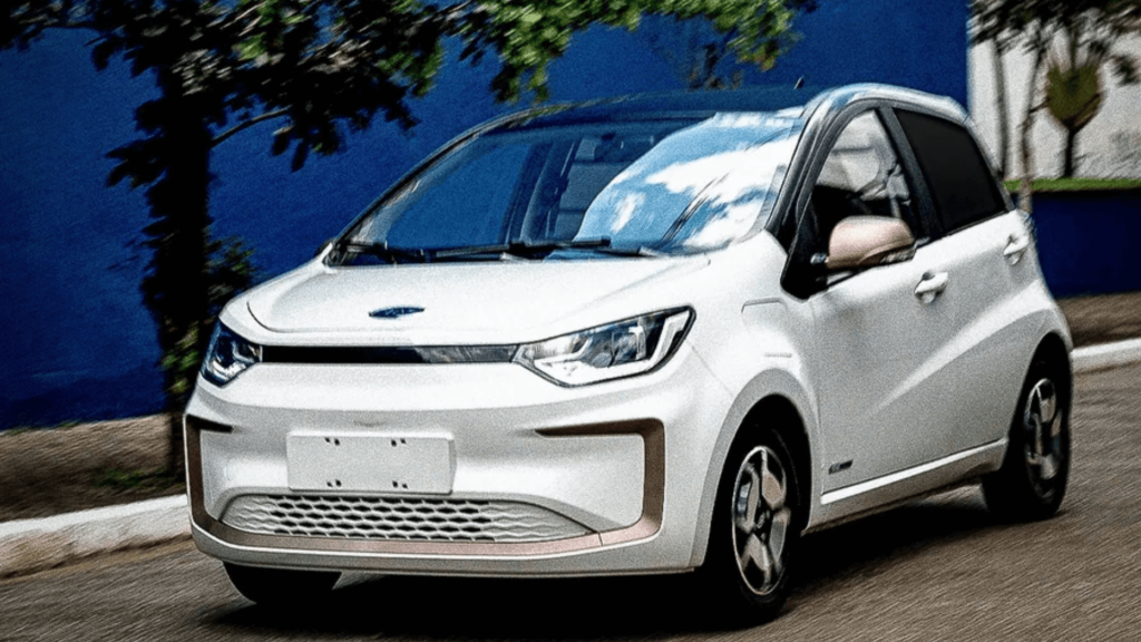 JAC E-JS1 branco estacionado na beirada da estrada.