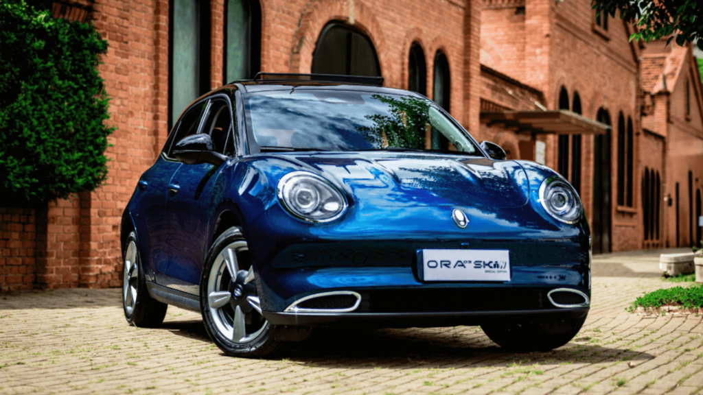 GWM Ora 03 azul parado na diagonal.