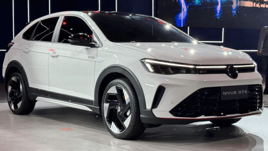 Volkswagen Nivus GTS branco parado na diagonal.