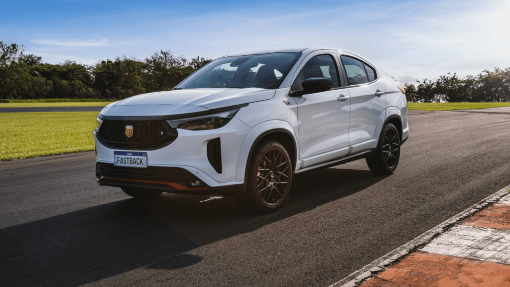 Fiat Fastback Abarth branco em movimento na pista de corrida.