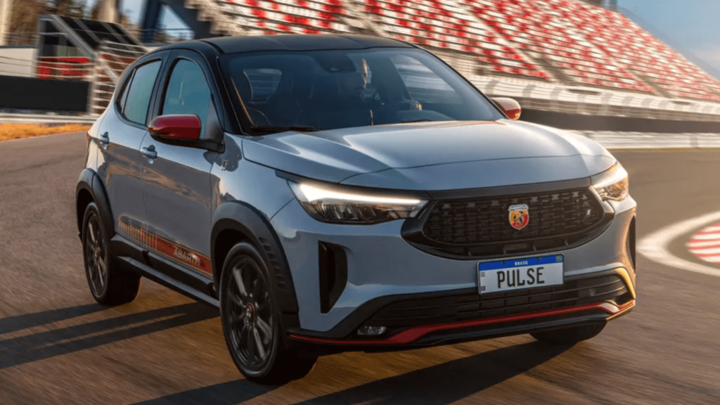 Fiat Pulse Abarth cinza com os faróis acesos em movimento em uma pista de corrida.