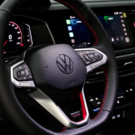Volante e multimidia do Volkswagen Nivus GTS.