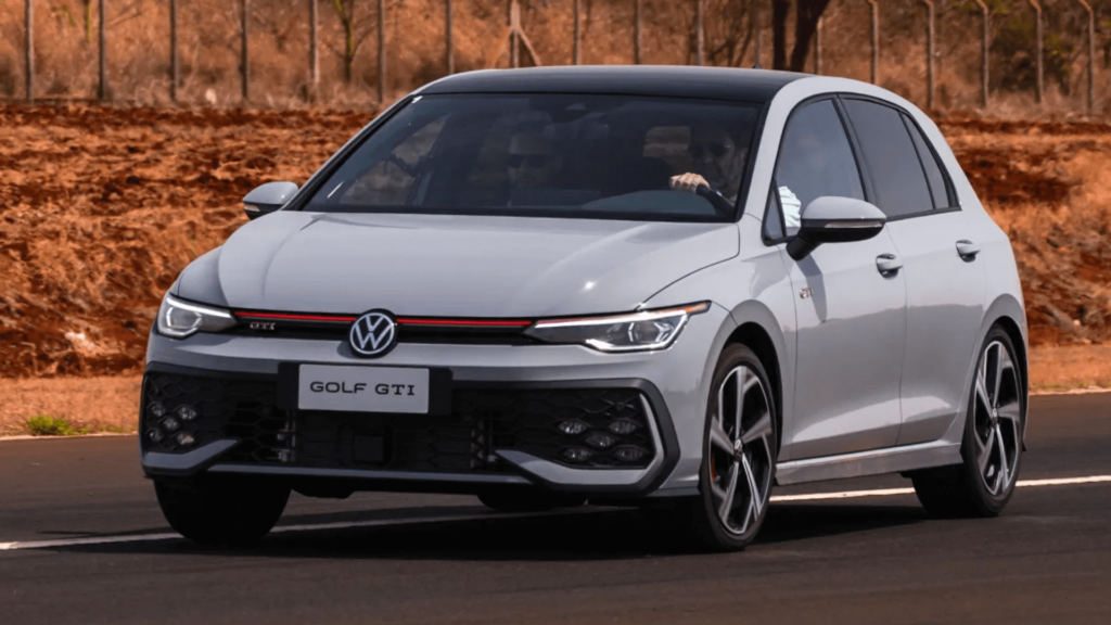 Volkswagen Golf GTI 2026 branco em movimento na estrada.