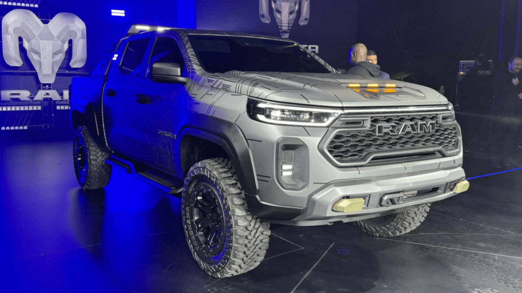 Ram Dakota cinza parada.
