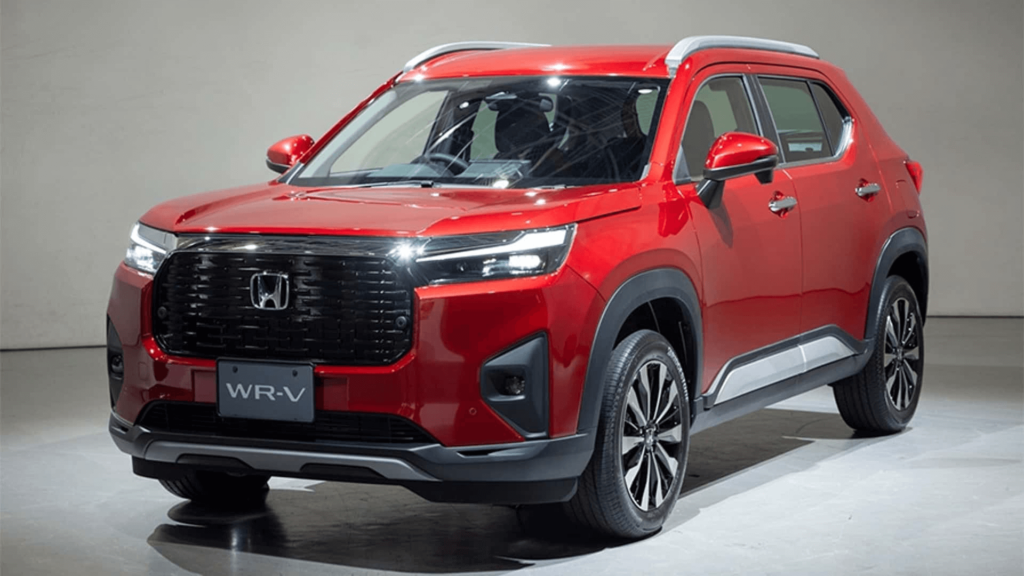 Honda WR-V vermelho parado na diagonal em um fundo branco.