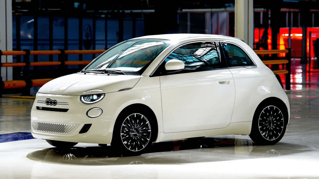 Fiat 500 2026 branco parado na diagonal.
