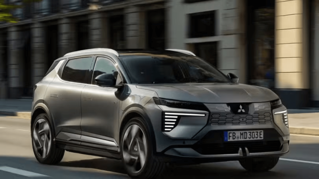 Mitsubishi Eclipse Cross cinza em movimento na estrada.