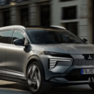 Mitsubishi Eclipse Cross cinza em movimento na estrada.