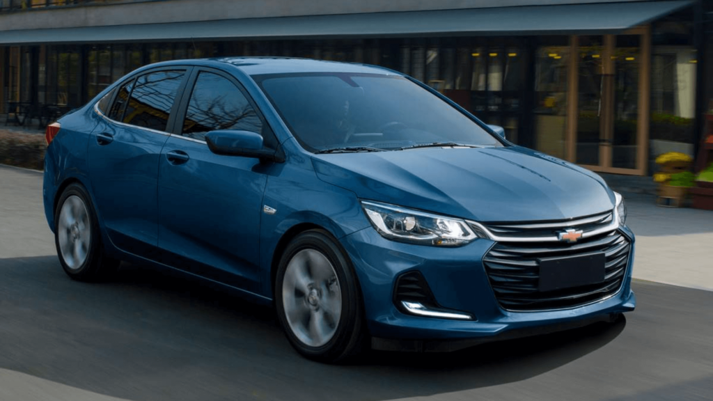 Chevrolet Onix Premier 1.2 azul em movimento.