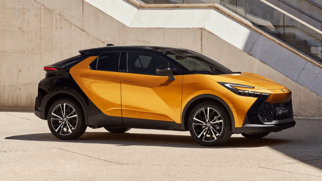 Toyota C-HR amarelo parado na diagonal.