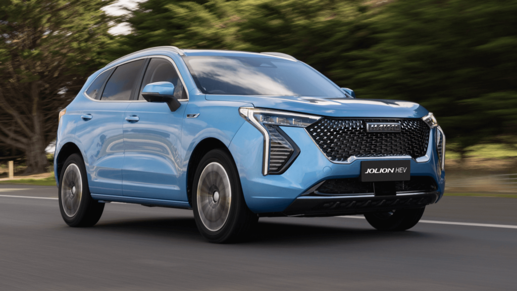 GWM Haval Jolion azul em movimento na estrada.