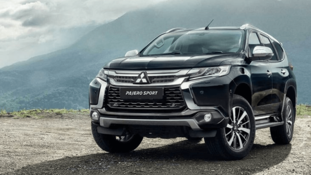 Mitsubishi Pajero Sport HPE preta parada na diagonal.