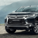 Mitsubishi Pajero Sport HPE preta parada na diagonal.