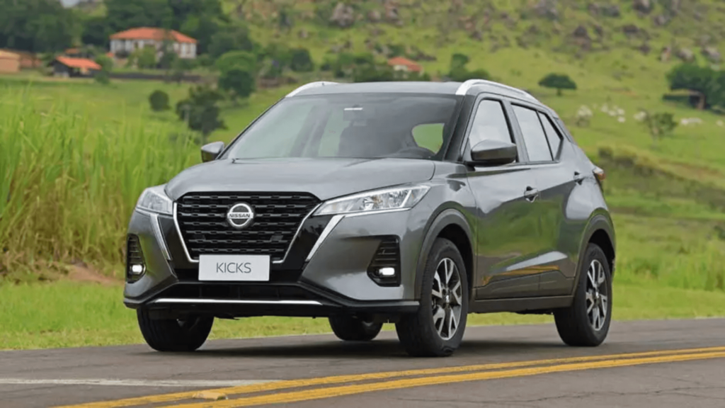 Nissan Kicks Play 2025 cinza em movimento na estrada.