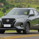 Nissan Kicks Play 2025 cinza em movimento na estrada.