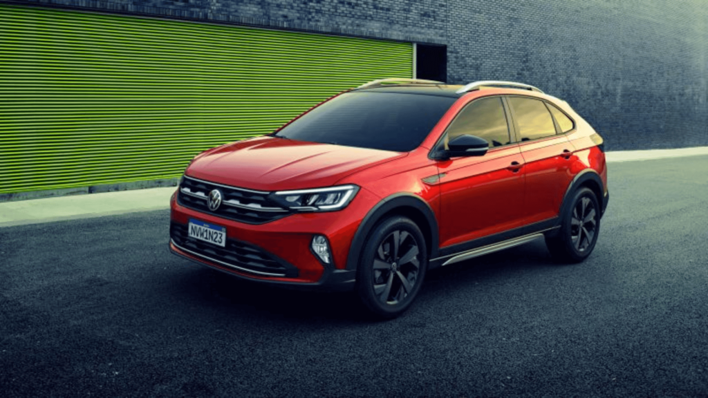 Volkswagen Nivus 2020 vermelho parado na diagonal.