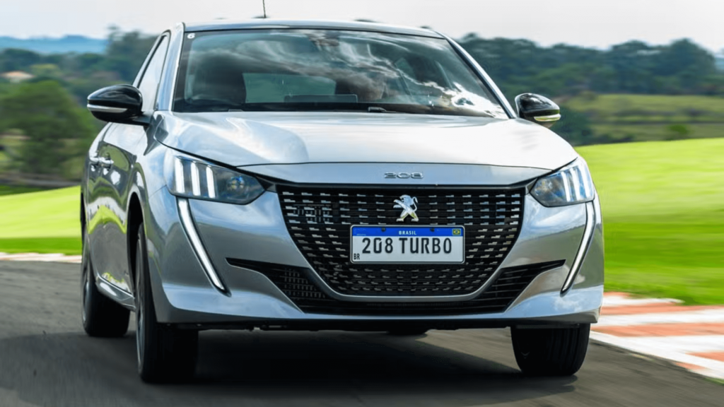 Peugeot 208 2020 prata de frente na estrada.