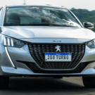 Peugeot 208 2020 prata de frente na estrada.