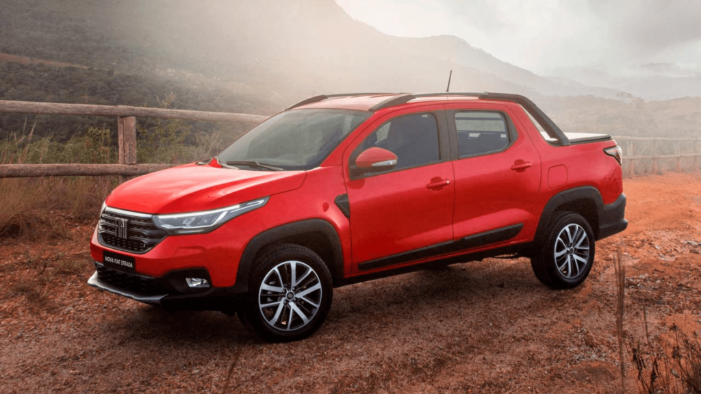 Fiat Strada 2020 vermelho parado na diagonal.