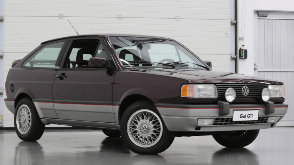 Volkswagen Gol parado na diagonal.
