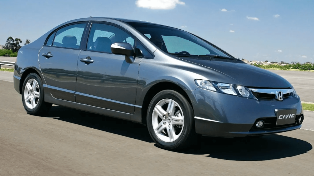 Honda Civic cinza em movimento na estrada.