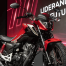 Frente da Honda CG 160 Special Edition vermelha em uma exposição.