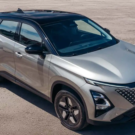 Omoda 7 cinza parado na diagonal.