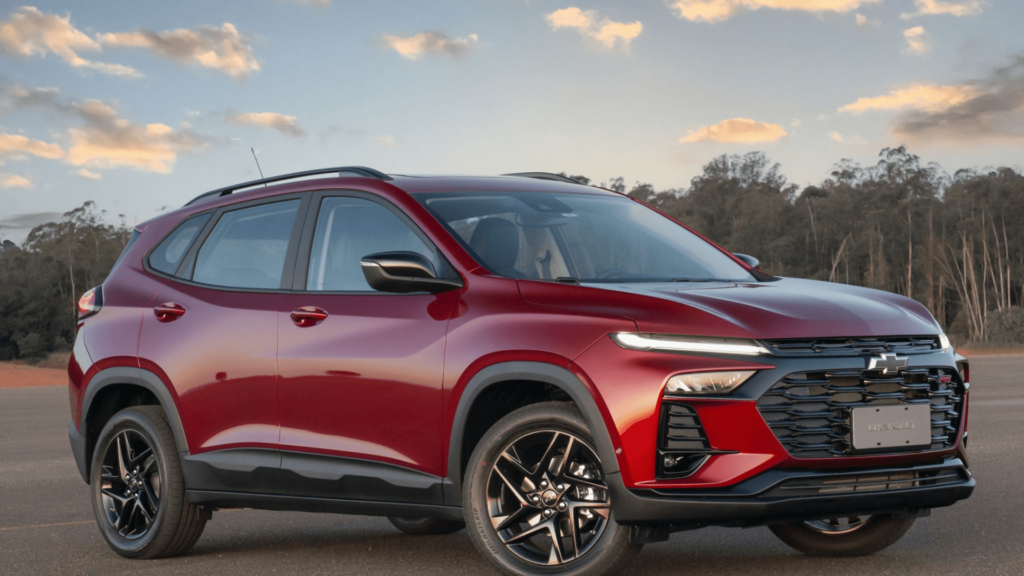 Chevrolet Tracker 2026 vermelho parado na diagonal.