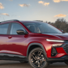 Chevrolet Tracker 2026 vermelho parado na diagonal.