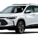 Chevrolet Tracker branco parado na diagonal no fundo branco.