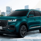 Tiggo 8 Pro Hybrid verde parado na diagonal.