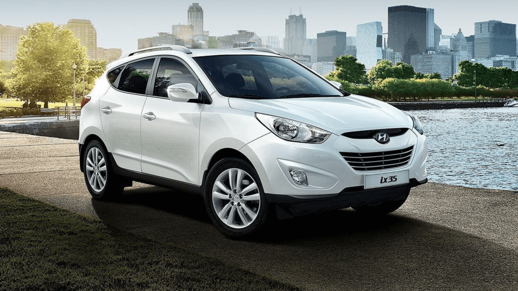 Hyundai ix35 2010 branca parada na diagonal.