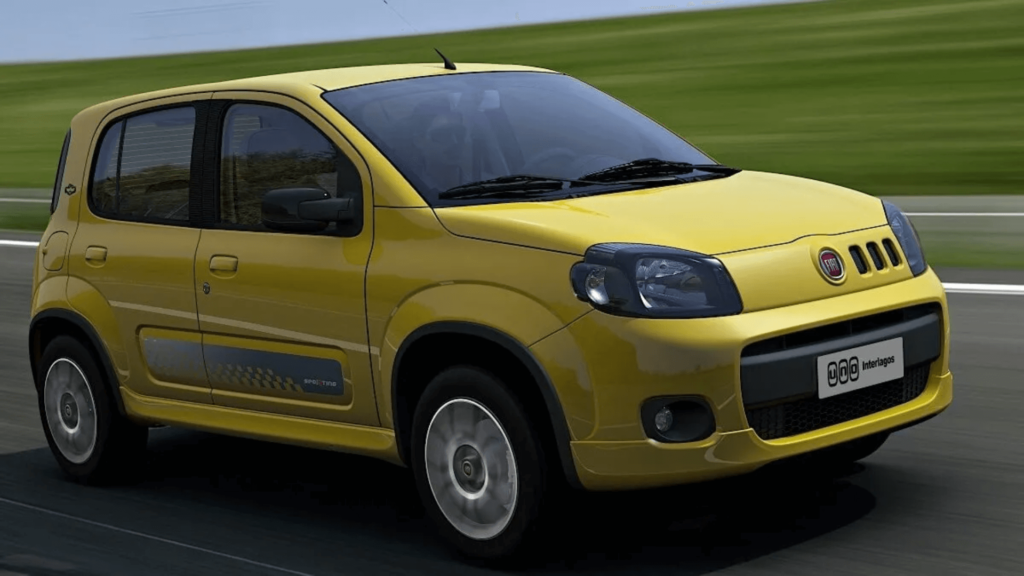 Fiat Uno 2010 amarela em movimento na estrada.