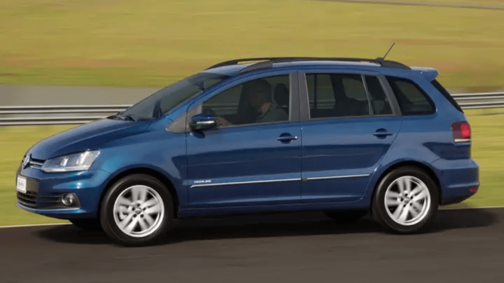 Volkswagen SpaceFox 2010 azul em movimento na estrada.