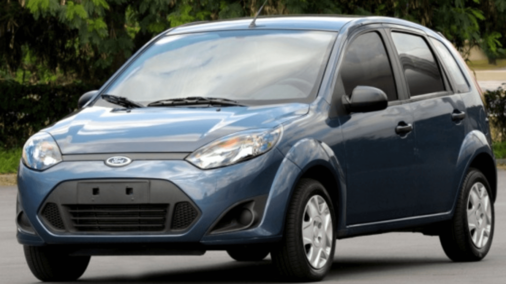 Ford Fiesta azul parado na diagonal.