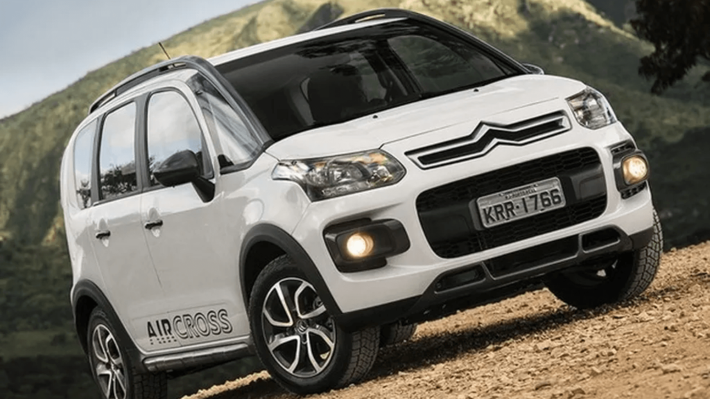 Citroën Aircross 2010 branco parado na diagonal com os faróis acesos.