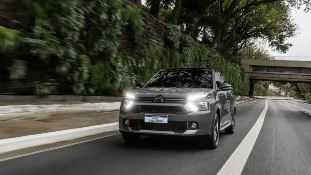 Citroën Basalt Dark Edition cinza em movimento na estrada.