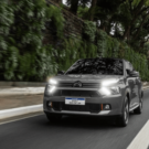 Citroën Basalt Dark Edition cinza em movimento na estrada.