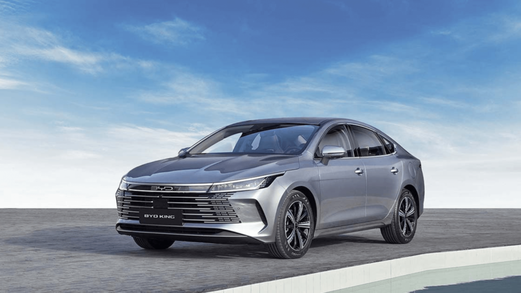 BYD King GS cinza parado na diagonal.