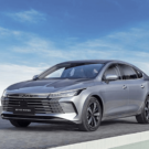 BYD King GS cinza parado na diagonal.