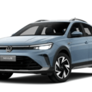 Volkswagen Nivus azul parado na diagonal.