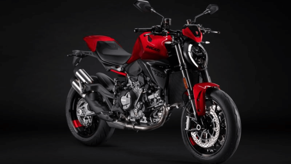 Ducati Monster V2 2026  vermelha parada na diagonal.
