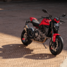 Ducati Monster V2 2026 parada na diagonal.